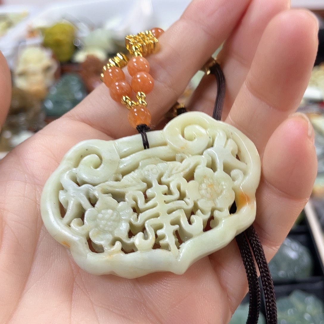 蛇纹石玉颈饰未镶嵌