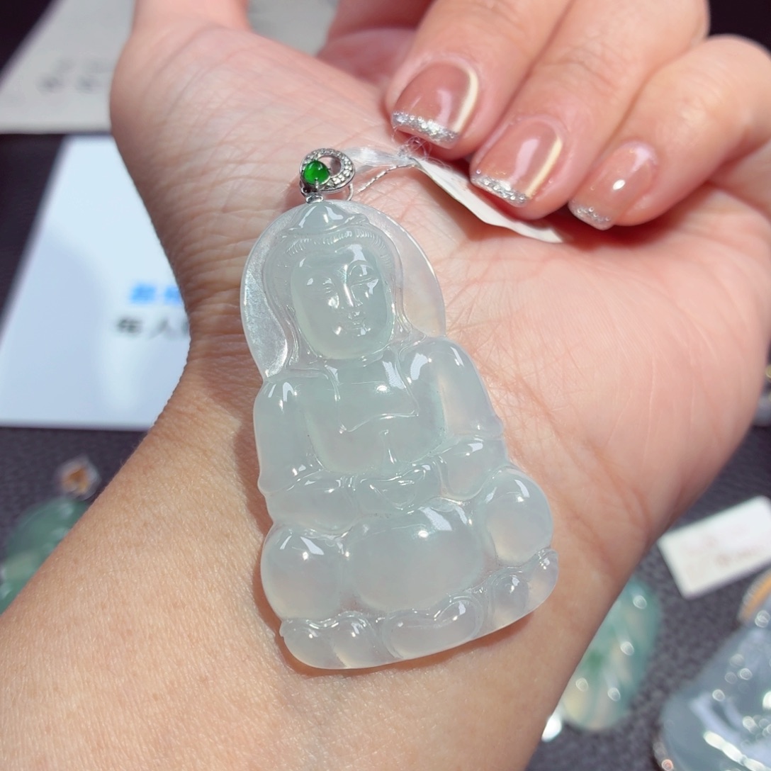 颈饰18K金镶嵌翡翠观音