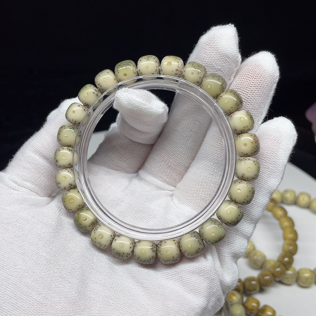 吊坠星月菩提23。9/8绿冰黄金瞳