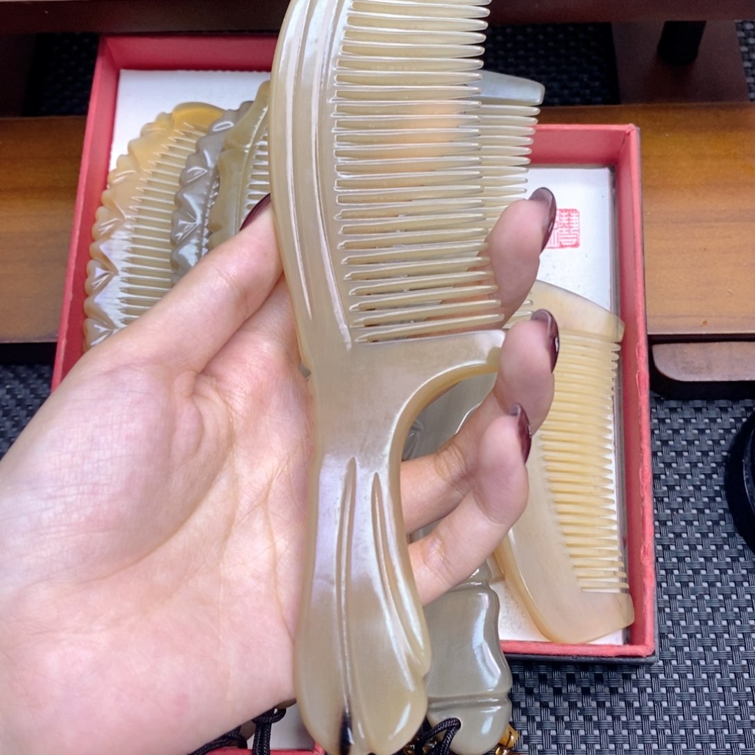 纯手工制作纯牛角梳子