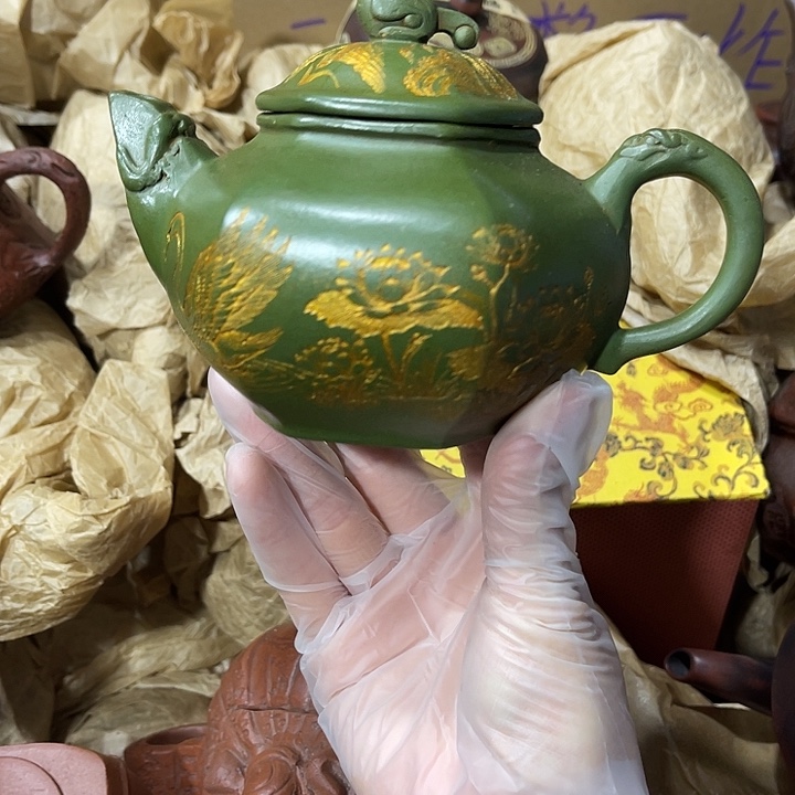 茶壶紫砂原矿泥料，手工制作的一把紫砂壶。