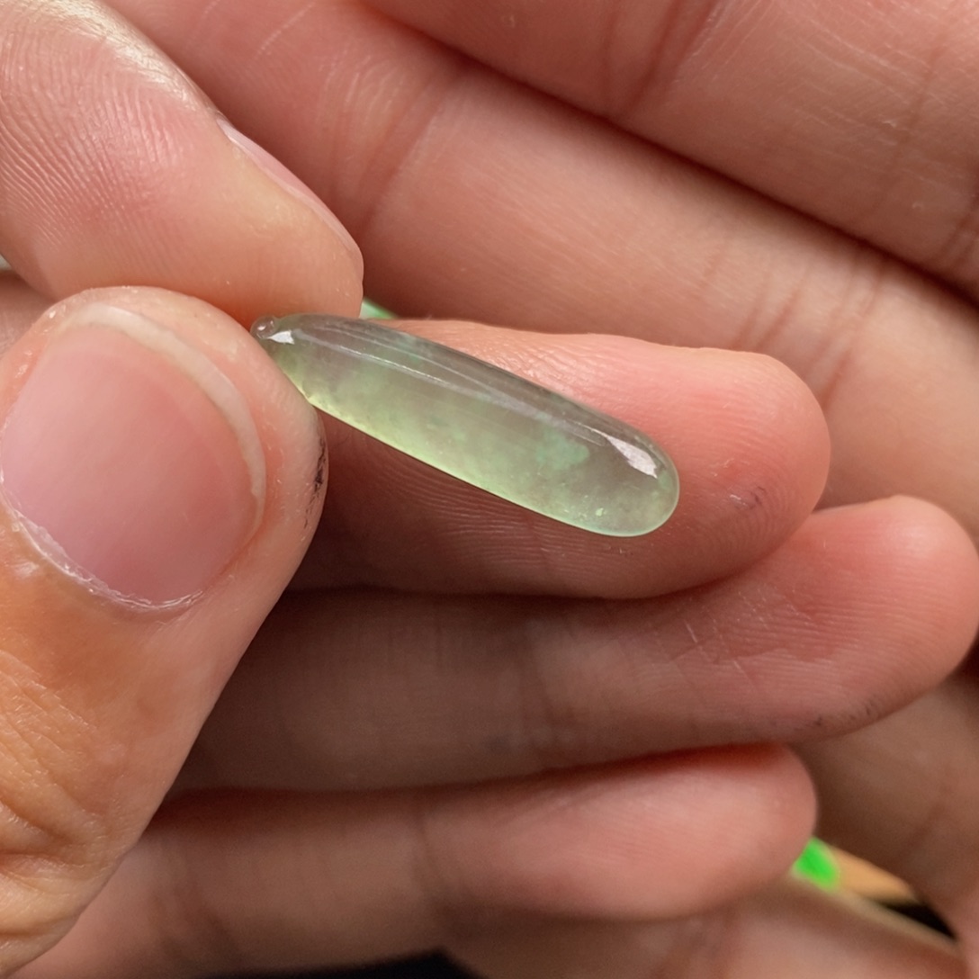 翡翠耳饰未镶嵌翡翠