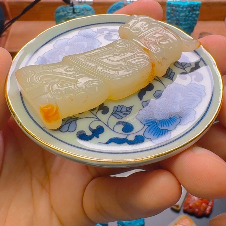 瓷片一件美美的人