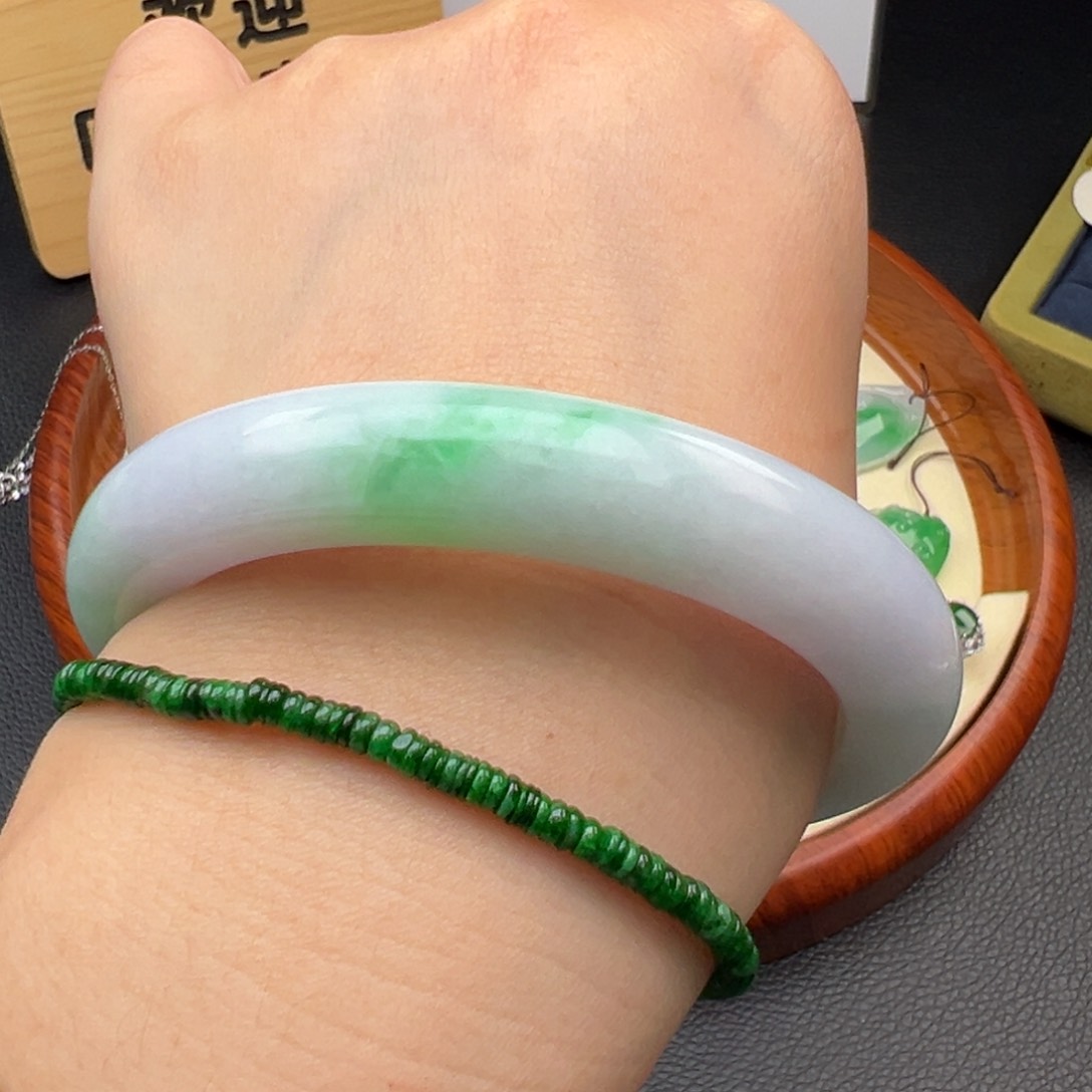 翡翠手镯未镶嵌翡翠手镯