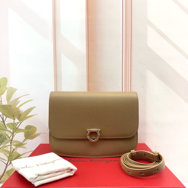 95新/菲拉格慕/市场价28000/包包/250314XZ0027