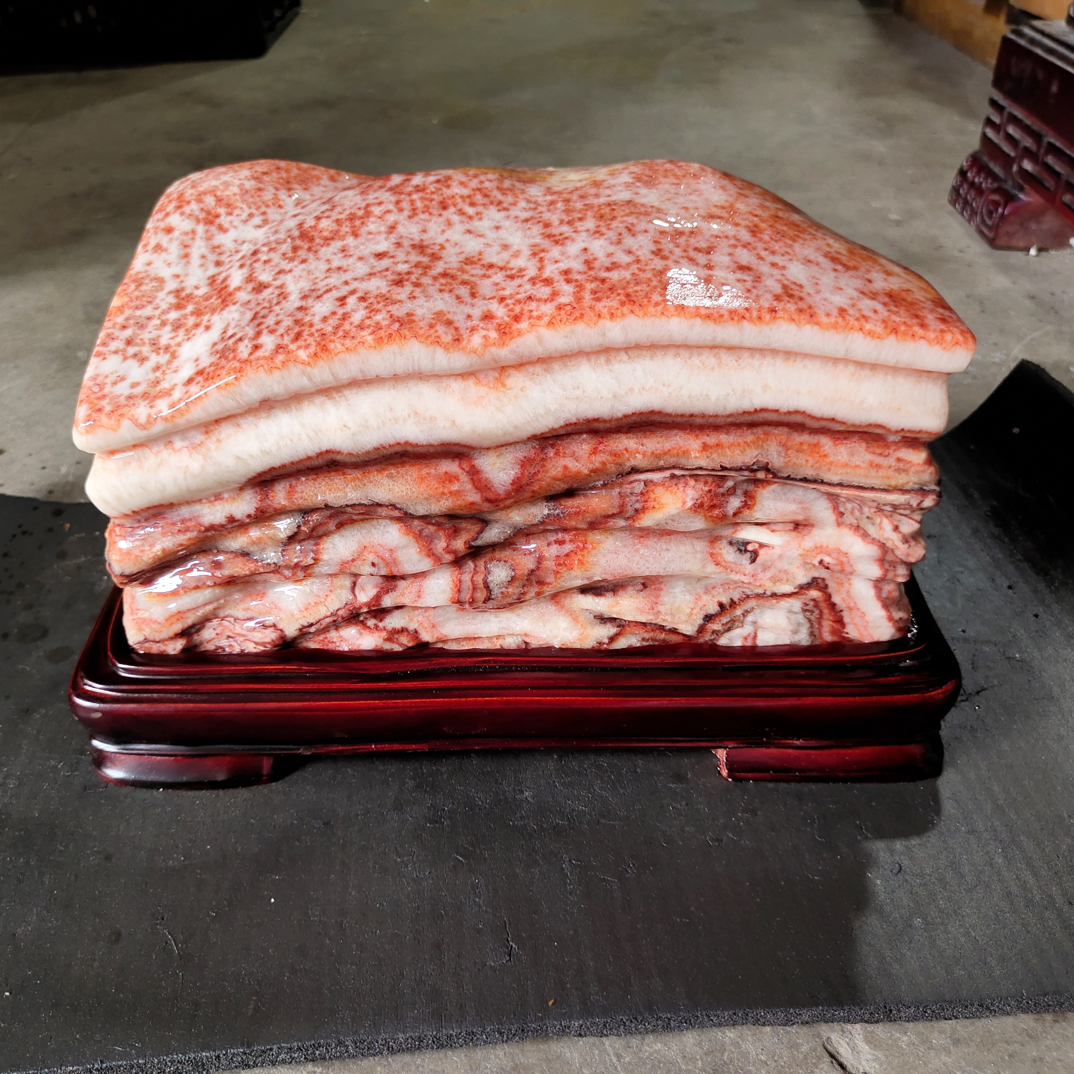 广西天然猪肉石家居摆件,石头尺寸28*15*13含座长32高18cm.33.8斤