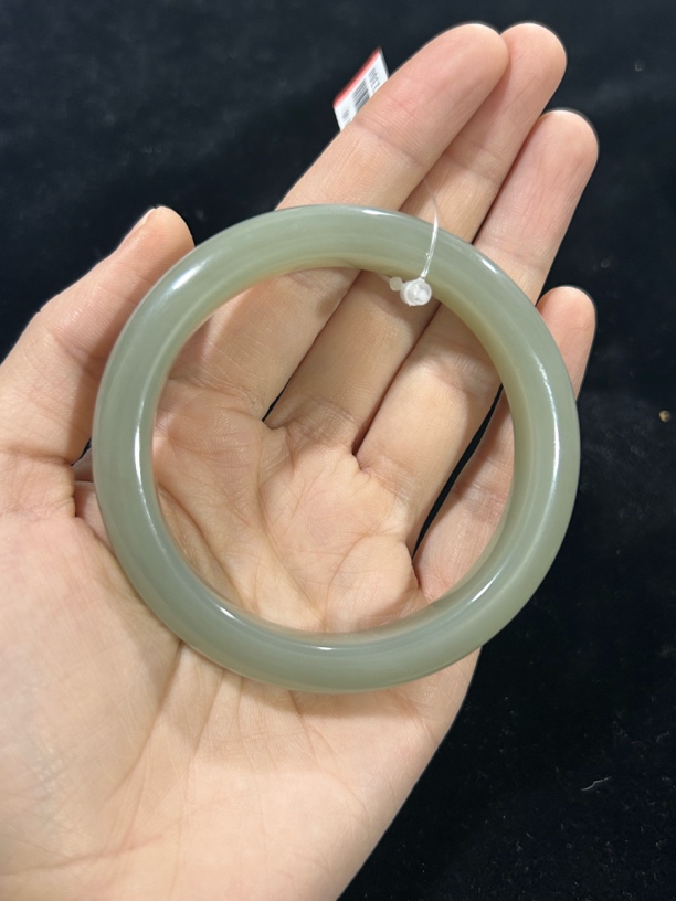 新疆和田玉近矿60手镯