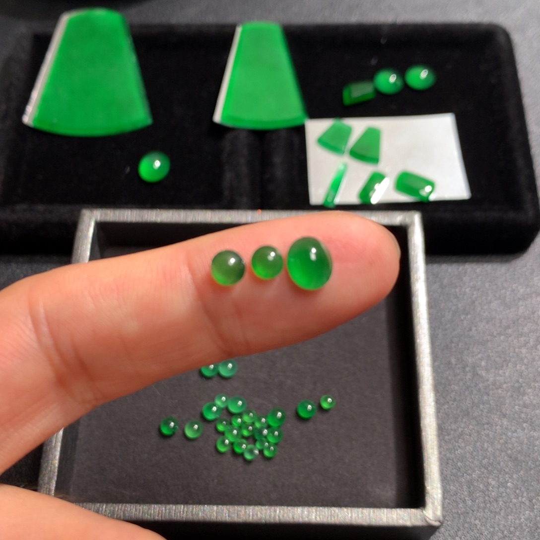 翡翠散珠猫*裸石蛋面