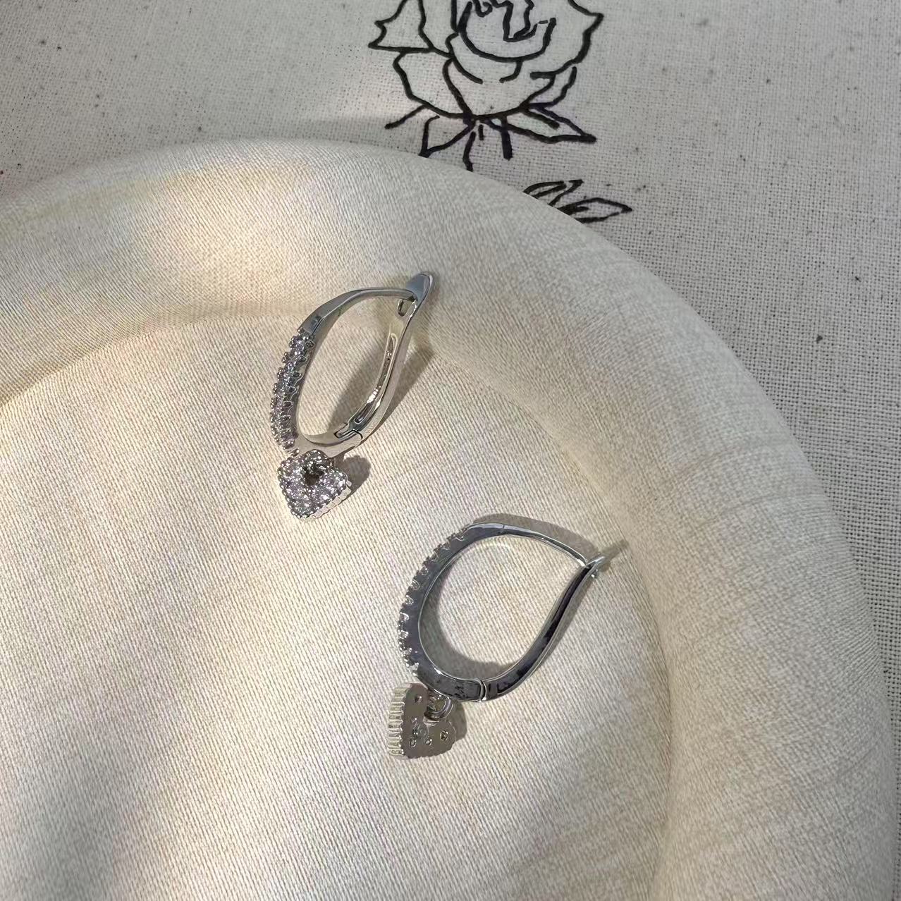 铜合金合成锆石耳饰 花笙（HS280）极简风百搭镶嵌时尚气质精美耳扣