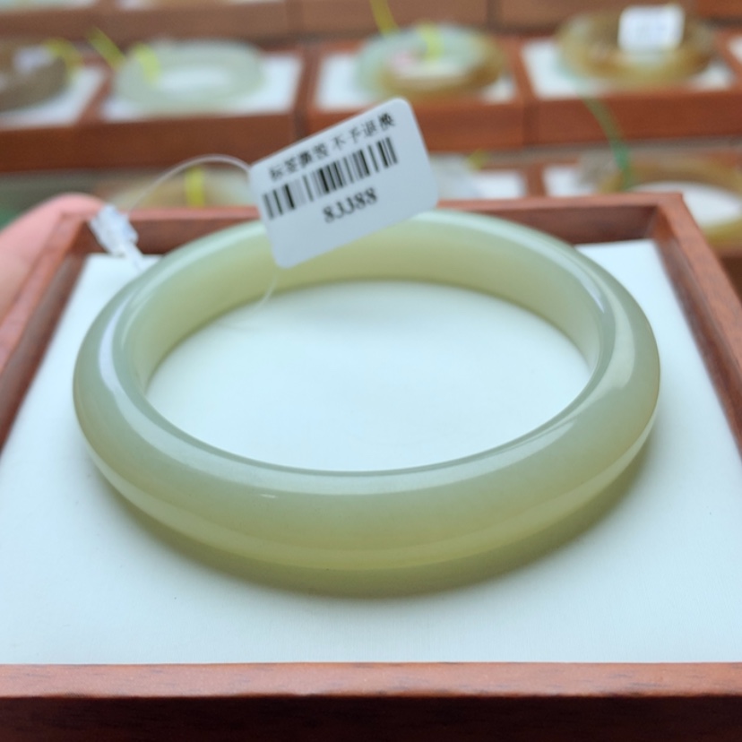 【闪购商品】和田玉手镯未镶嵌9*斤5556