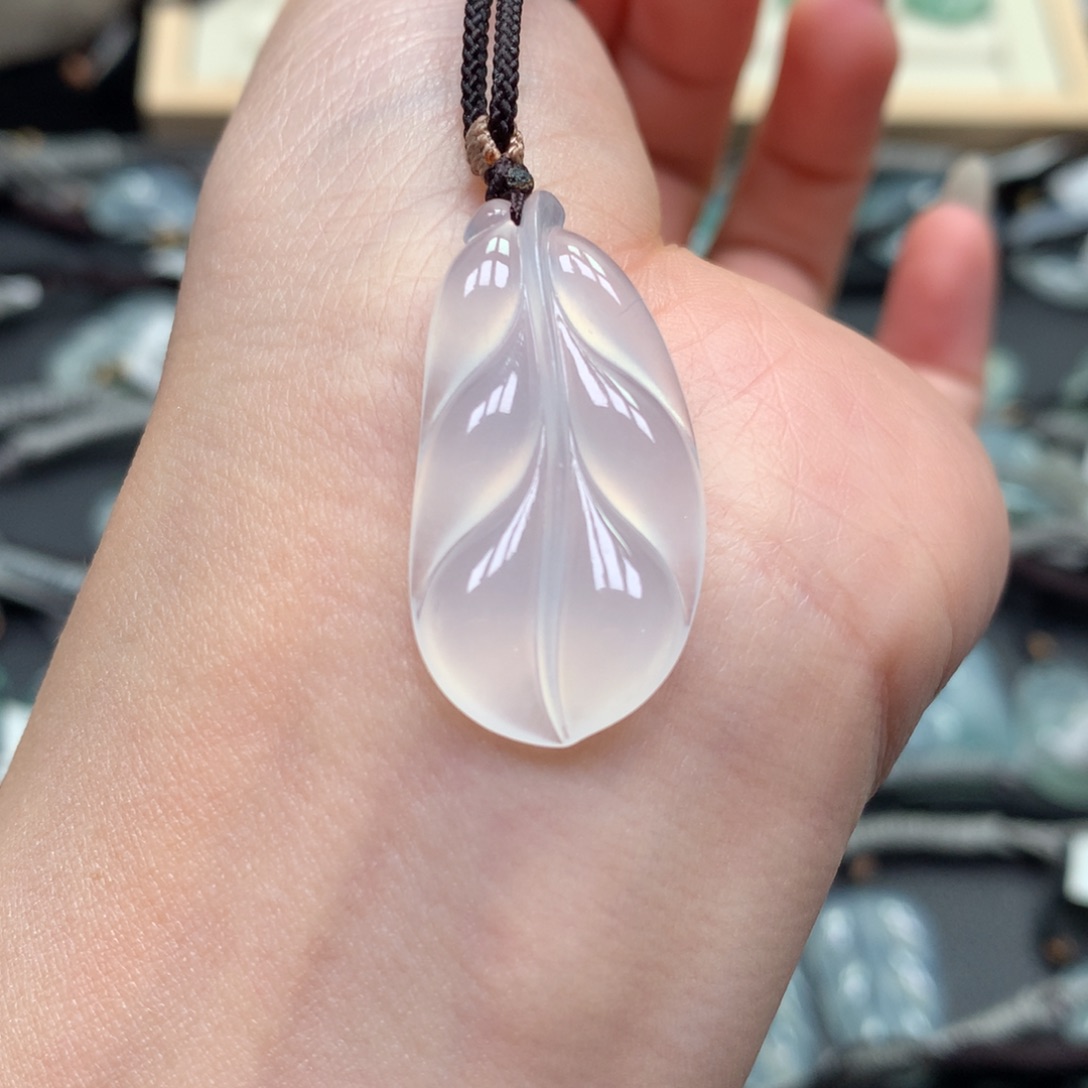 翡翠颈饰未镶嵌叶子