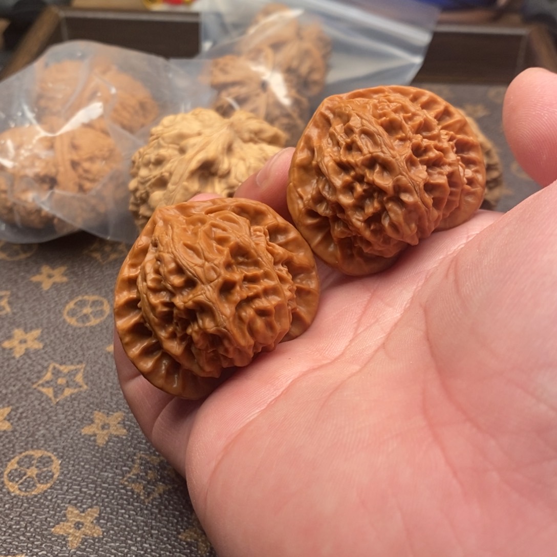 文玩核桃吊坠元宝