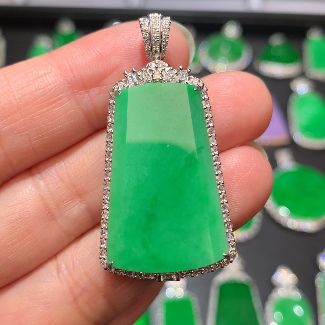 翡翠颈饰18K金镶嵌翡翠