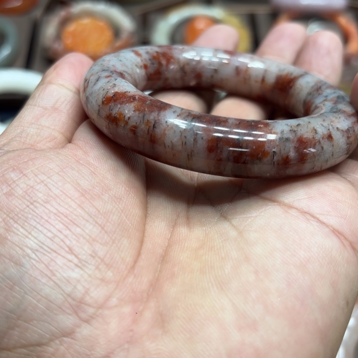 凉***亮石英岩玉合金颈饰