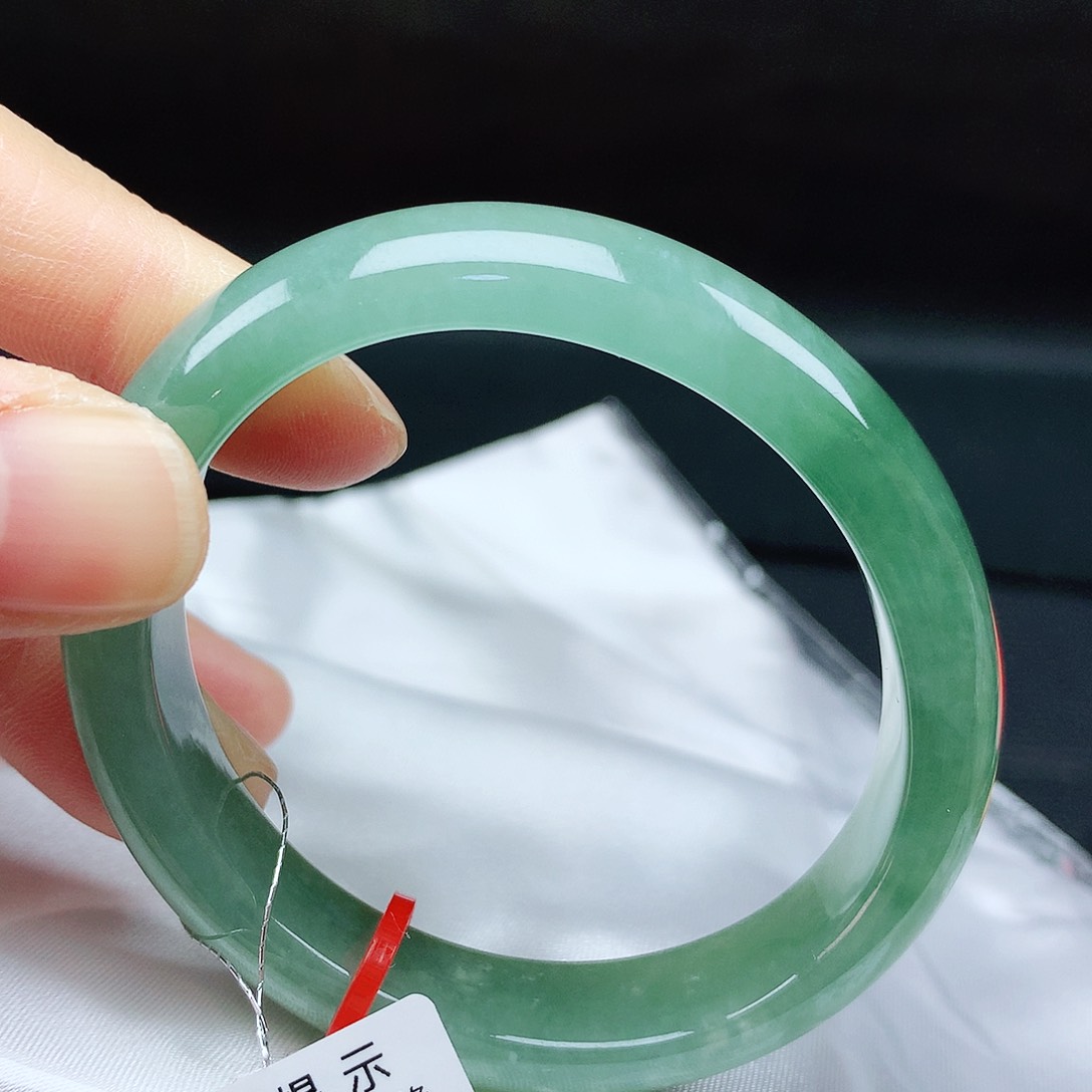 翡翠手镯未镶嵌53贵