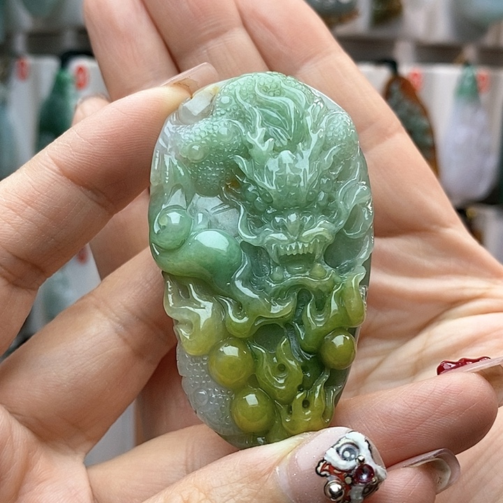 翡翠颈饰未镶嵌龙牌