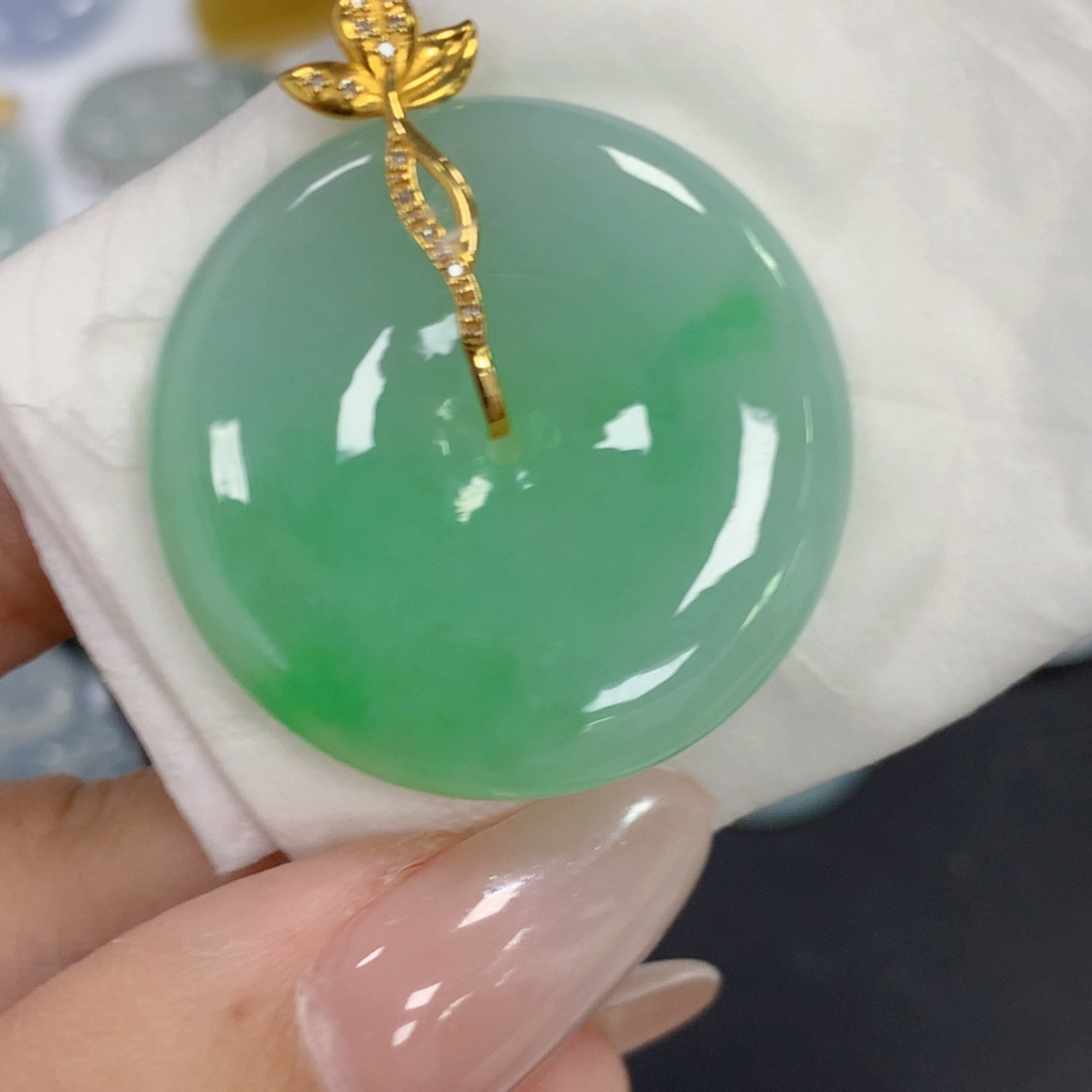 颈饰18K金镶嵌翡翠