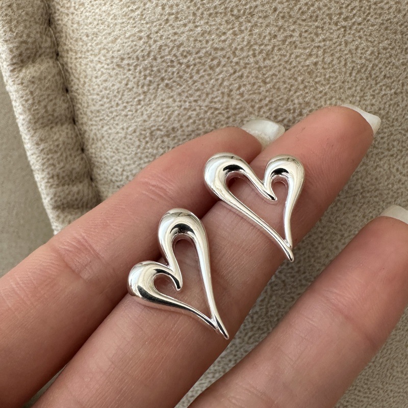 925银耳饰 韩版小众镂空爱心耳钉复古时尚INS风日常百搭心形耳环 