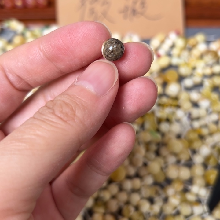 蜜蜡未镶嵌裸石7.7mm一个