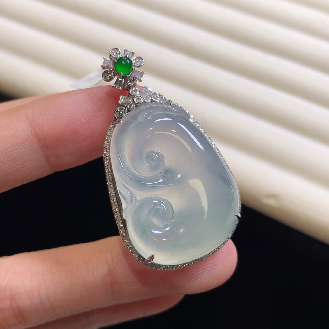 翡翠颈饰18K金镶嵌如意