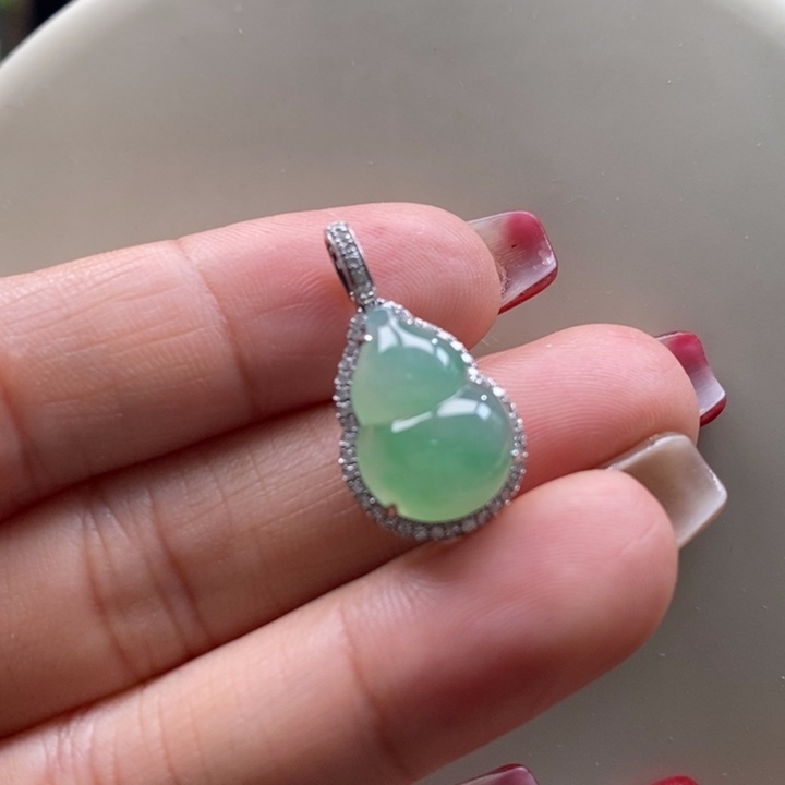 翡翠吊坠(不含链)18K金镶嵌翡翠冰绿葫芦吊坠