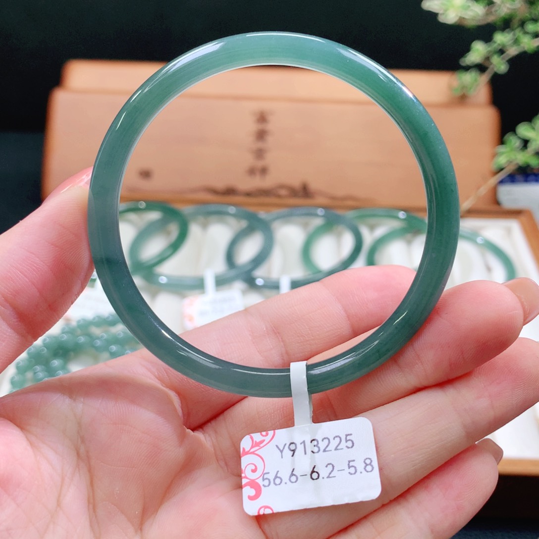 翡翠未镶嵌手镯天然