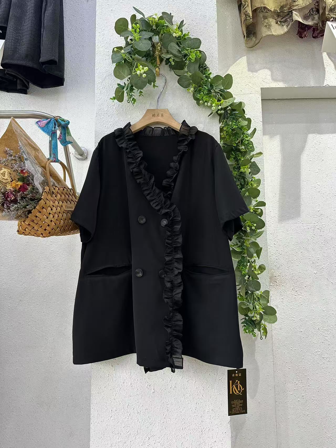 高级感冰花蕾丝短袖西装外套慵懒风设计