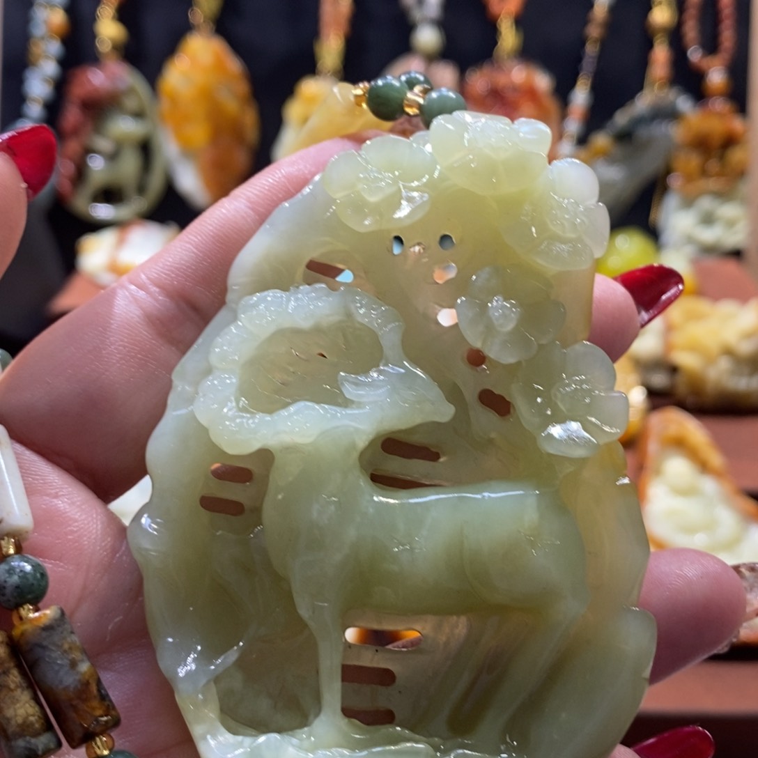 蛇纹石玉颈饰未镶嵌