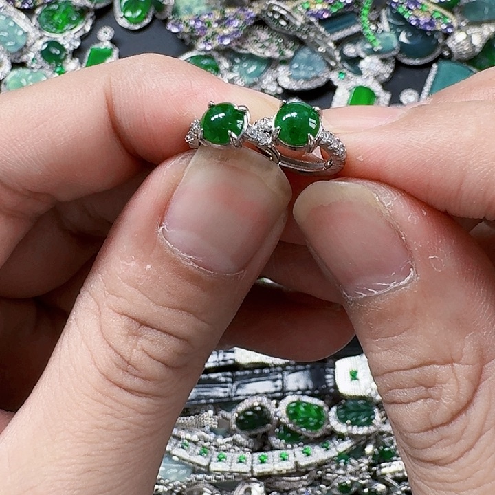 翡翠颈饰未镶嵌天然A货翡翠放漏