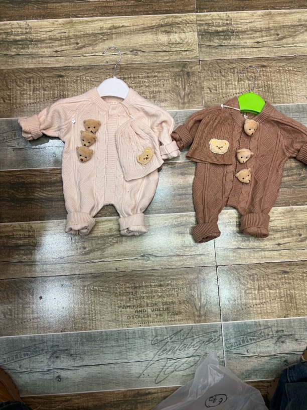 婴儿穿的连体衣可爱风