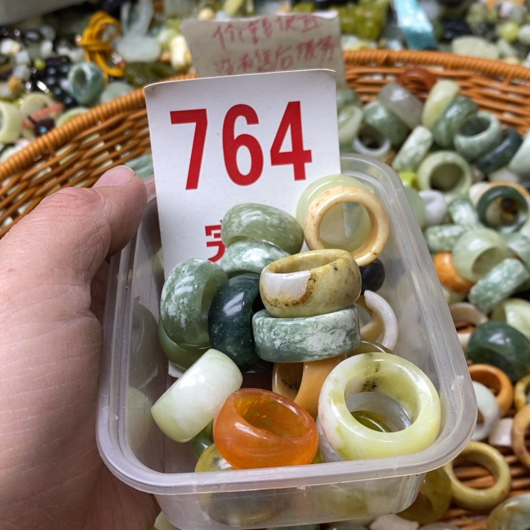 蛇纹石玉挂坠未镶嵌