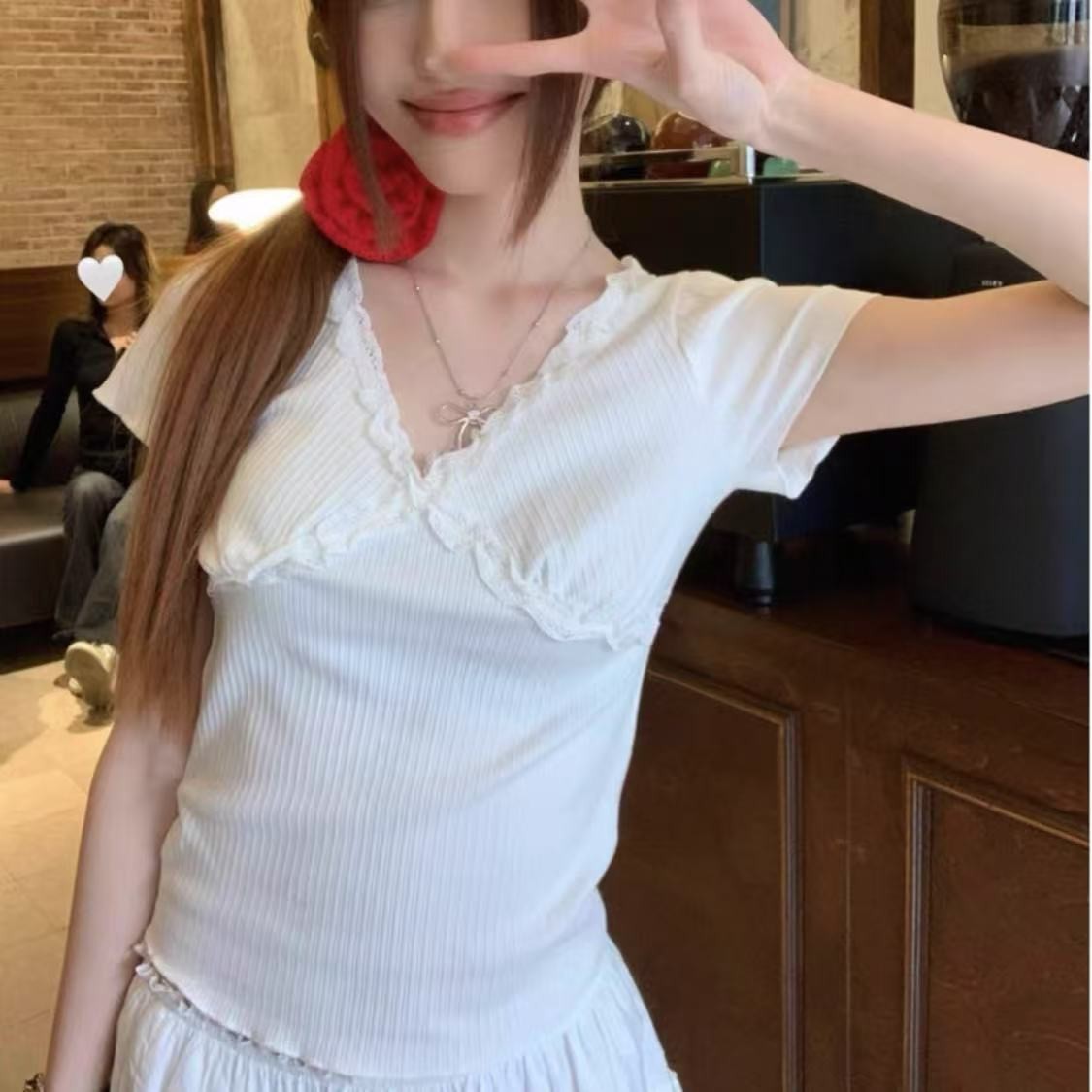 [胖鹅张]木耳边蕾丝拼接v领短袖上衣#615[实物以直播间展示为准]