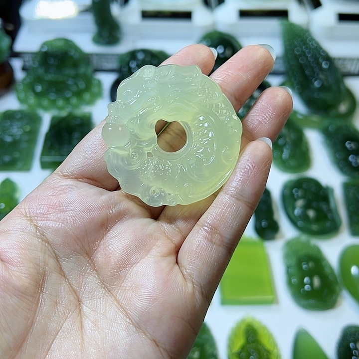 蛇纹石玉颈饰未镶嵌