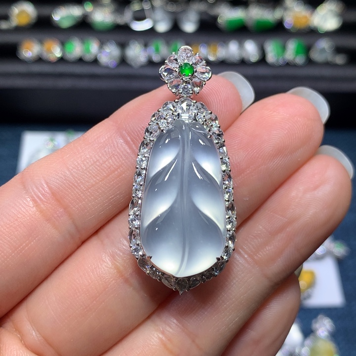 翡翠颈饰18K金镶嵌茅台白叶子