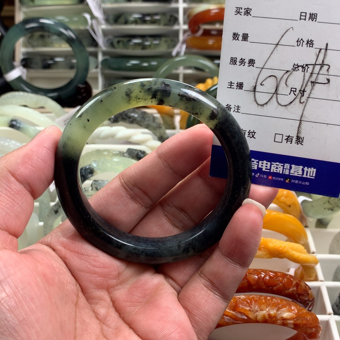 蛇纹石玉手镯未镶嵌