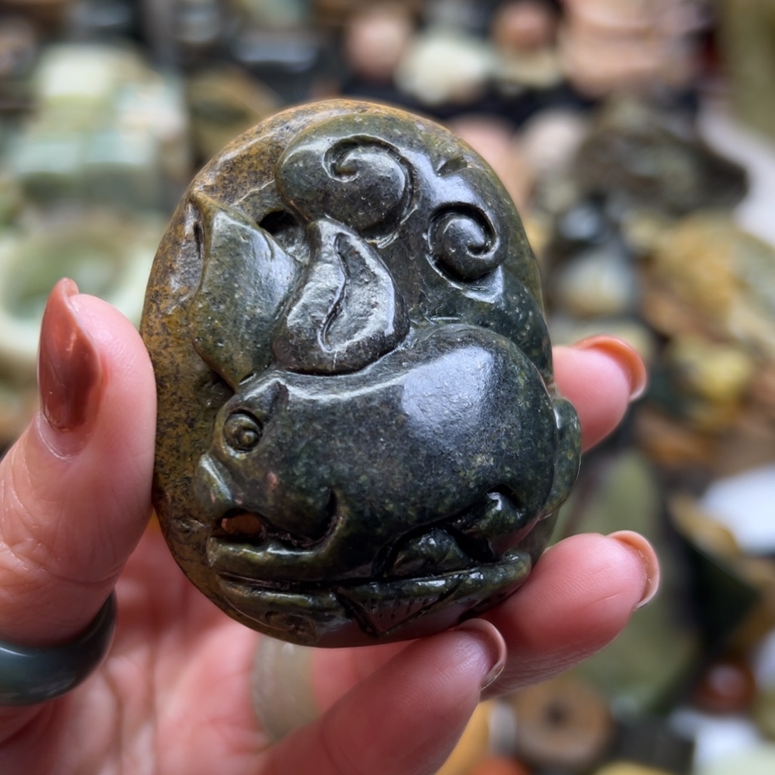 岫岩河磨玉（透闪石质玉）未镶嵌颈饰河磨玉兔兔