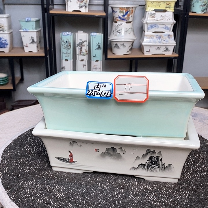 紫砂的花盆很漂亮