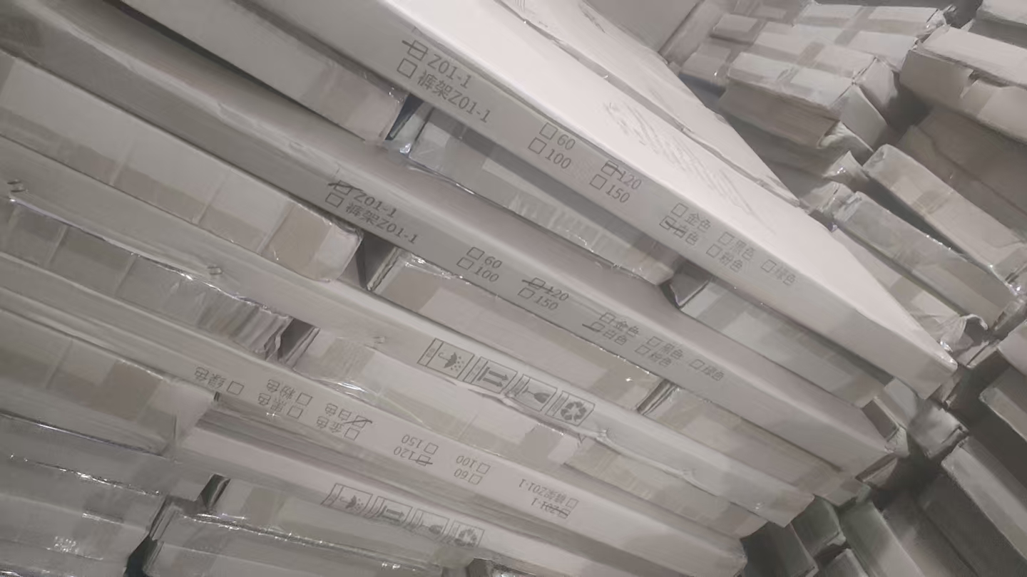 白色带轮子可移动裤架晾衣架宽120高153需自己组包装破损