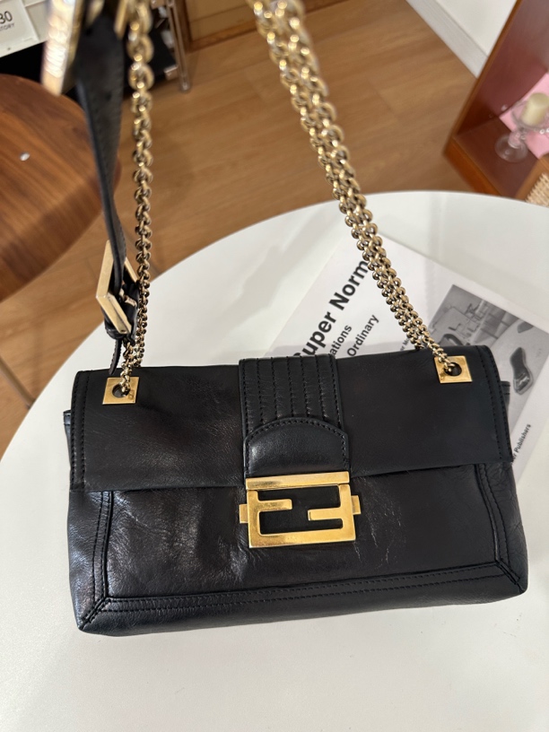 95新 FENDI/芬迪 黑金油蜡皮法棍链条腋下斜挎包
