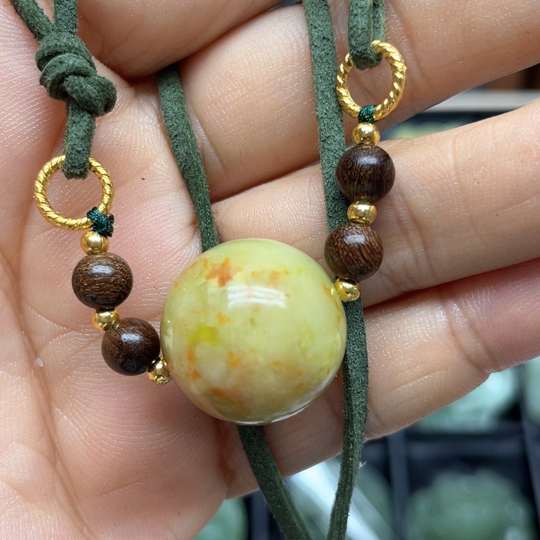 蛇纹石玉未镶嵌颈饰