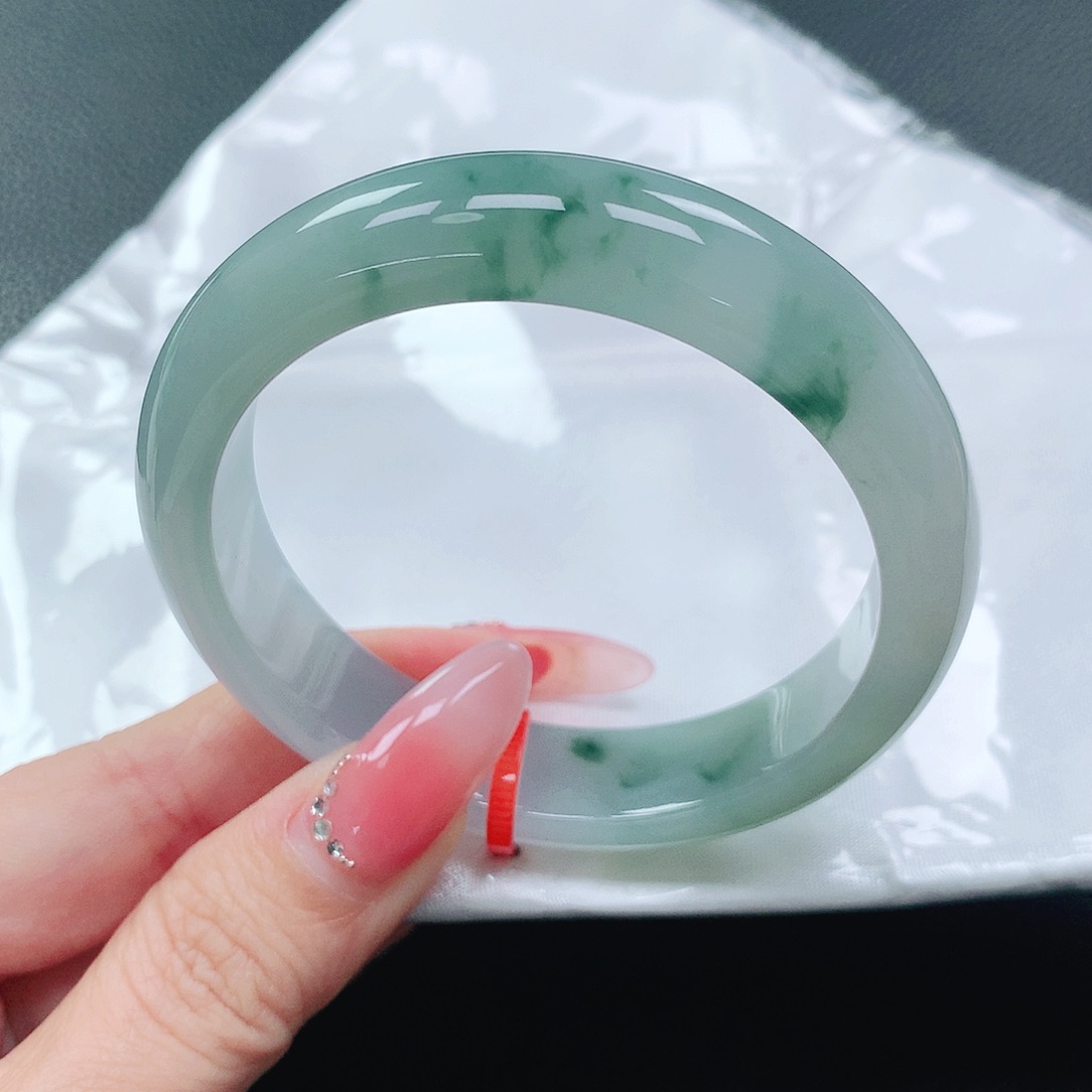 翡翠手镯未镶嵌55圈