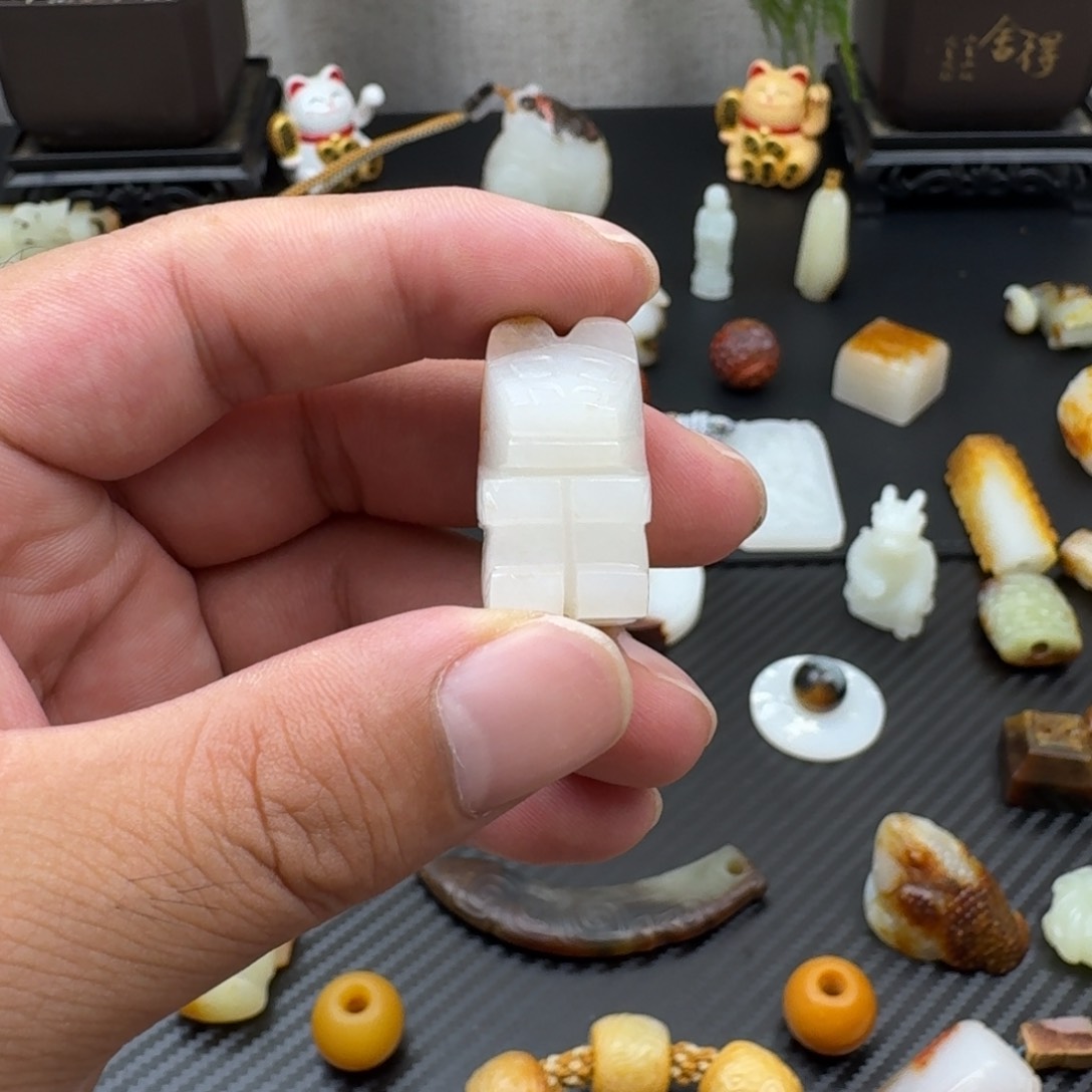 方***姓和田玉（糖玉）未镶嵌颈饰