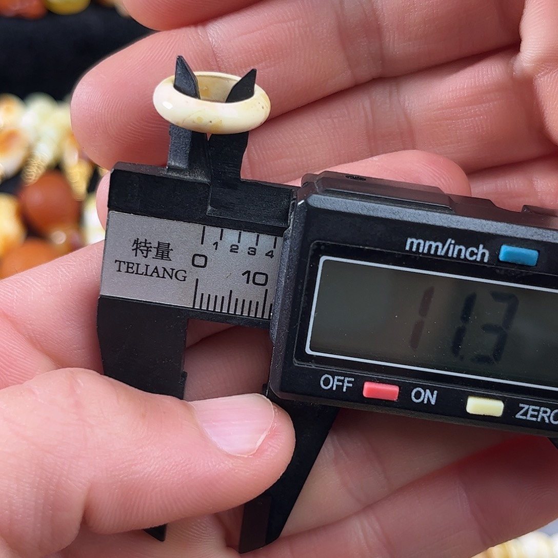 蜜蜡未镶嵌珠宝奇石