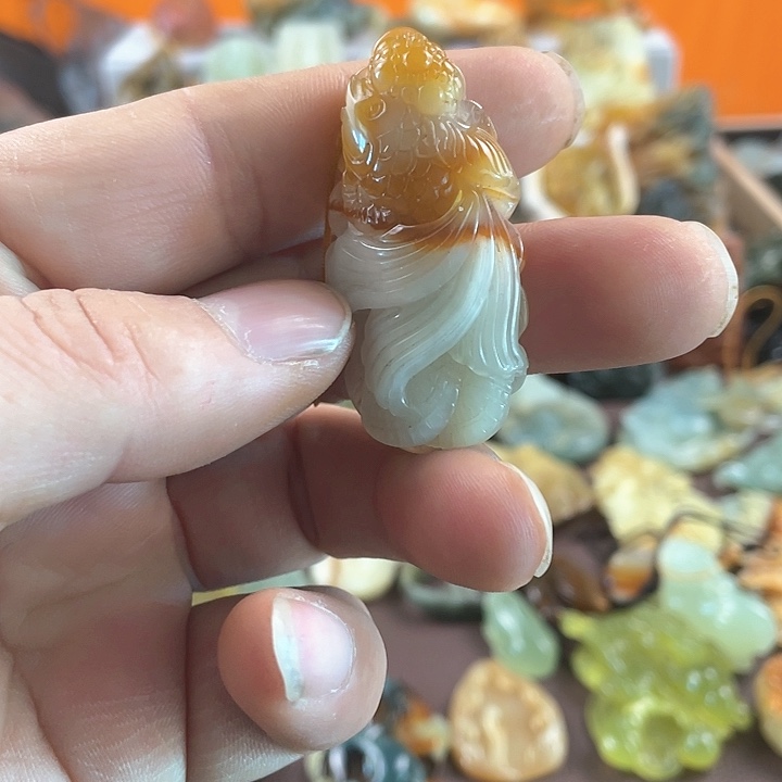 蛇纹石玉颈饰合金