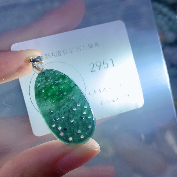 翡翠挂件未镶嵌翡翠