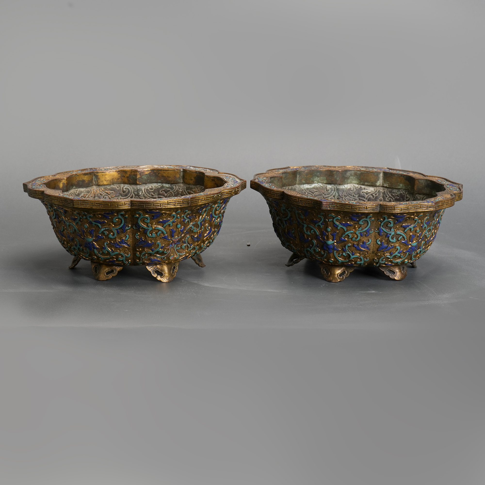 LOT021519清乾隆金地珐琅缠枝花卉海棠形花盆一对【古董拍卖】