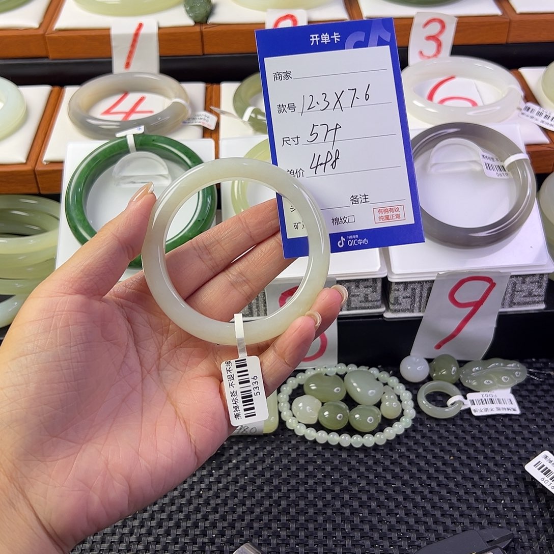 ʟ****和田玉手镯未镶嵌