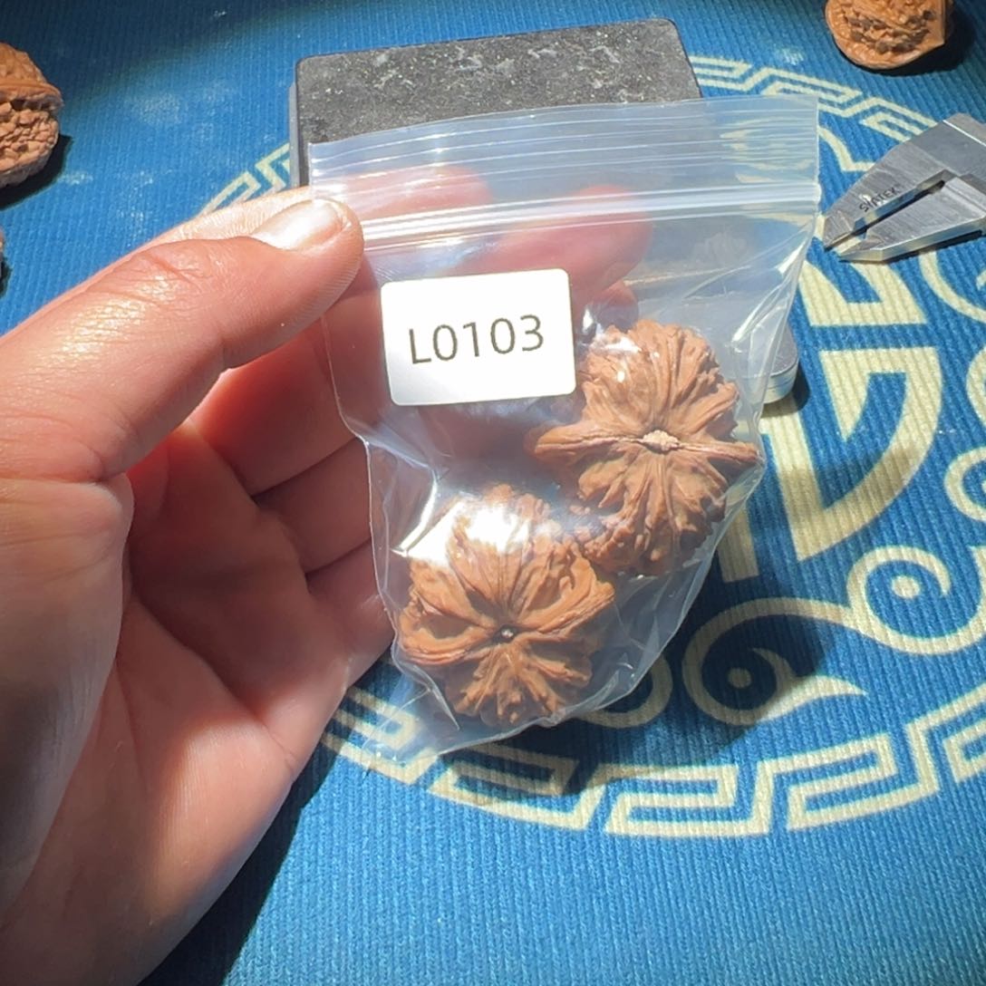 文玩核桃吊坠白狮子