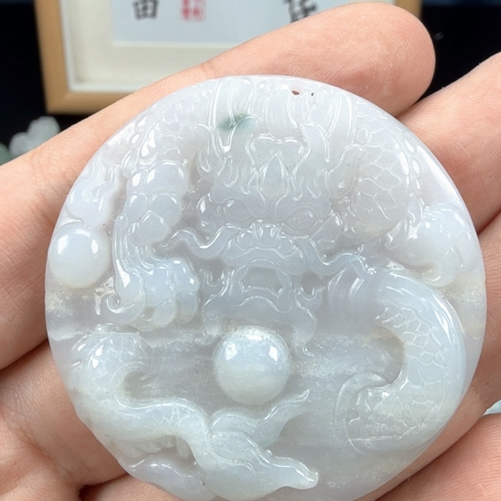 翡翠挂件未镶嵌翡翠