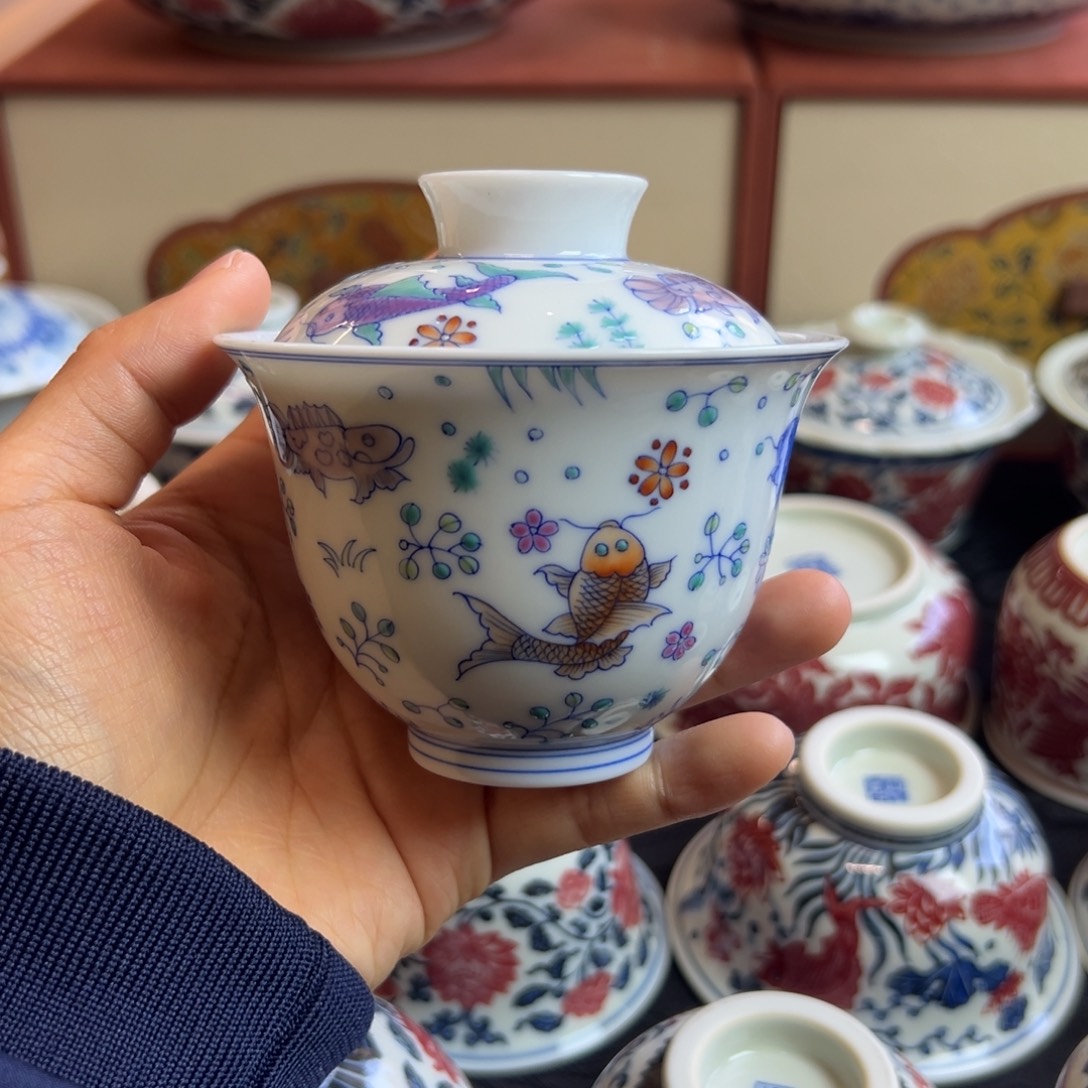 福利手绘斗彩鱼盖碗